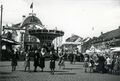 Die Michaelis-Kirchweih vor dem Stadttheater, Werbebanner für die japanische Sängerin Hatsue Yuasa für die Operette Die Geisha, 1936