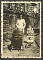 Gertrud Appel mit Kindern im "unteren Garten" an der Südseite der Villa (Seite zur ). Mai 1940