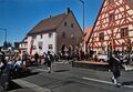 Die gesperrte Stadelner Hauptstraße beim 40-jährigen Gründungsfest des Heimat- und Trachtenvereins in Stadeln, 2005