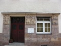 Eingang der ehemaligen Gaststätte <i>"Zapfenstreich"</i>, Wandrelief <i>"Landarbeiter"</i>, <!--LINK'" 0:5-->, Sandstein, um <!--LINK'" 0:6-->.