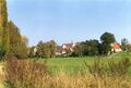 Blick vom [[Wiesengrund]] auf Gebäude Partie unterhalb der [[Romminggasse]] und [[Fischerberg]] mit Fuß- und Radweg - links die Pappel Alle an der [[Stadelner Straße]] (Panzerstraße), 1996