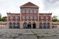 Die imitierte Fassade des Ludwigsbahnhofs an seiner historischen Stelle - der heutigen Fürther Freiheit - <br/>im Rahmen der Aktion "Ludwigsbahnhof-Zeitreise" vom <!--LINK'" 0:29--> bis <!--LINK'" 0:30--> <!--LINK'" 0:31-->