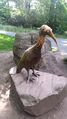 Waldrapp aus Bronze im Nürnberger Tiergarten, signiert mit GK, Zustand 2024.