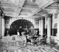 Der Mamorsaal im Teehaus der Villa Weißenburg in Stuttgart, kurz nach der Fertigstellung 1913. Gestaltet durch den Maler Julius Mössel. 1961 übertüncht, in den 1990er Jahren restauriert.
Pressefoto der Denkmalstiftung Baden-Württemberg, Repro nach: Deutsche Kunst und Dekoration 34 (1914), Stuttgart 2003.