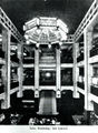 Aufnahmen aus dem Kaufhaus Tietz in NÜRNBERG, ca. 1902. Im Bild der Kronleuchter mit fast 3.000 Glühbirnen! Ein vergleichbarer Lichthof war in Fürth nicht vorhanden, abgesehen vom Lichthof im <!--LINK'" 0:2-->.