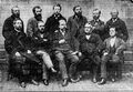 Gruppenfoto mit Lehrer der Oberrealschule. Links oben Dr. Hutzelmann, Professor für Deutsch und Geschichte sowie Stadtbibliothekar, rechts daneben mit schwarzem Bart Ernst Wiedemann. Lehrer für Sport, ca. 1880