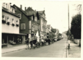 Bild von einer Wandergruppe des KJR Fürth Stadt 1960 in der Hindenburgstraße in Cadolzburg