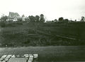 Das <!--LINK'" 0:42--> von der <!--LINK'" 0:43--> aus gesehen. In der Bildmitte verläuft der Poppenreuther Landgraben, im Hintergrund ist das Pestalozzi-Schulhaus zu erkennen sowie die beginnende Auffüllung des Taleinschnittes mit Abfall. Um 1930
