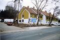 Baumaßnahmen im ehem. <a class="mw-selflink selflink">Grüner Park</a> im Februar 1989. Im Vordergrund fertige Stadthäuser an der <!--LINK'" 0:6-->. Im Hintergrund das Personalwohngebäude (Hochhaus) vom <!--LINK'" 0:7-->.