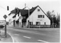 Das alte Bauernhaus mit Scheune der Familie Kleinlein <!--LINK'" 0:22-->, 1972 abgerissen. Im Hintergrund das Stadelner Rathaus <!--LINK'" 0:23-->, Aufnahme von 1965