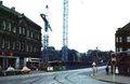 Blick vom Bahnhofplatz in Richtung Fürther Freiheit. Links die heutige Gustav-Schickedanz-Str. 8, rechts daneben Baulücke nach Abbruch der Häuser Nr. 6, 4, 2 und Grüner Bräu