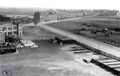 Blick vom Dach des Medical Depots auf die Häuser Höfener Straße 91 (Fa. Spear) und 97-103. Neben Nr. 103 Straßendurchlass für den Leyher Landgraben. Zentral im Bild die Waldstraße, im Hintergrund die Ortschaft <!--LINK'" 0:14-->