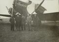 Foto "Auf der "Grossflugzeugschule" Flugplatz Fürth"; Flugzeugführer Peter Wagner, Rudolf Krause, Hermann Röder, Otto Brauer u. unbekannt (Aufnahme 1917-1925)