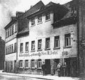Die Gaststätte Zum goldenen Stern in der heutigen Ludwig-Erhard-Straße um 1890, vor der Tür der Erbauer des Gebäudes Drechslermeister Balthasar Reichel