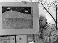 Heinrich Graber auf der Terrasse seiner Wohnung in der <!--LINK'" 0:27--> mit dem Aquarell des "Walberla"