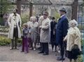 VHS Rundgang im <a class="mw-selflink selflink">Stadtpark</a> mit dem ehem. Stadtgartendirektor <!--LINK'" 0:87--> (Bildmitte) im Mai 1979