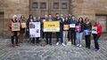 Institutionen aus Fürth, die Fairen Handel unterstützen (Gruppenfoto im Rathausinnenhof), 26.09.2022