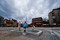 Neugestalteter Platz mit Brunnen und Kunstskulpturen an der 