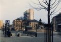 Bahnhofplatz mit <!--LINK'" 0:389--> und <a class="mw-selflink selflink">U-Bahn</a> Zugang, im Vordergrund Gebäude <!--LINK'" 0:390--> und im Hintergrund Hochhaus der <!--LINK'" 0:391-->. Links Teil der neuen <!--LINK'" 0:392--> im April 1987