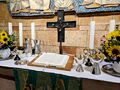 Wilhelm-Löhe-Gedächtniskirche in Ronhof, Altar mit Altarkreuz von Hans Philipp