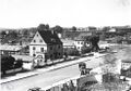 Waldstraße mit dem Eingangsbereich. Die beiden Häuser sind Waldstraße 80 (rechts) und 82. Im Hintergrund Gebäude der Trainkaserne