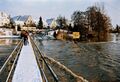 Hochwasser in Vach, der alte Fußgängersteg nach Mannhof, die Brückenstraße unter Wasser, etwa 1980