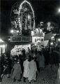 Schausteller in der Königstraße zur Kirchweih bei Nacht, 1935