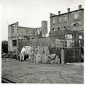 Der Neubau am Reifen-Reichel in der Langen Straße entsteht - im Hintergrund die Fabrik J. W. Höfler, 1953