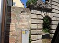 Details Mauer und Eingangspforte zum Schloss <!--LINK'" 0:16--> im Juni 2020