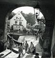 Blick durch den Mariensteig, im Hintergrund die Buchdruckerei Hanns Ulrich und das Flussbad, ca. 1950