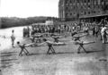 Schwimmunterricht am Flussbad, ca. 1925. Im Hintergrund die Kißkalt'schen Häuser und der Königswartersteg