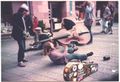 Die Band <!--LINK'" 0:19--> 1983 in der Nürnberger Fußgängerzone, ganz rechts Klaus Niegratschka, liegend Heinrich Filsner