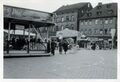 Die Michaeliskirchweih in der Königstraße, im Hintergrund die Häuser Königstraße 90 und 92, rückseitige Beschriftung: 1954