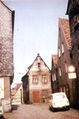Die ehem. Geleitsgasse, in der Bildmitte Nr. 2 (Giebel), links angeschnitten Nr. 1 (verschiefert), 1969. Nach Abriss des Geleitshauses freier Durchblick zur Königstraße, im Hintergrund ist Königstr. 37 zu erkennen