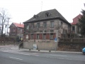 Denkmalgeschütztes Gebäude <a class="mw-selflink selflink">Schwabacher Straße</a> 53, sog. <i>"Erstes Haus der Südstadt"</i> (derzeit in Sanierung), links dahinter das Gebäude des ehemaligen <!--LINK'" 0:37-->