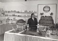 Georg Götz am Göso-Messestand bei der Nürnberger Spielwarenmesse 1953 mit Non-Stop-Kurvenbahn und Feuerwehrautos