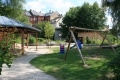 Eingangsbereich der <a class="mw-selflink selflink">Interkulturellen Gärten</a> mit Pavillon und Kinderspielplatz entlang der <!--LINK'" 0:0-->.