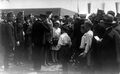 Empfang der Flugpioniere Hermann Köhl und Ehrenfried Günther Freiherr von Hünefeld durch den Oberbürgermeister Robert Wild 1928 am Flugtag in Atzenhof