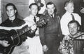 Freddy Quinn im Herbst 1950 bei einem Auftritt in der Bar im <!--LINK'" 0:45-->. Im Hintergrund rechts Rolf Ermann, darunter Kurt Reichel. Links: Freddy Quinn. In der Mitte zwei unbekannte US-Soldaten.