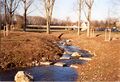 Umgehungsgerinne mit Störsteinen zur Fischwanderung an der Wolfsgrubermühle/Pegnitz nahe Ulmenweg, November 2007 – im Hintergrund Ludwigbrücke und Gebäude Ulmenstraße