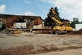 Blick von der U-Bahn-Baustelle im Wiesengrund auf die Rückseite der Gebäudezeile <a class="mw-selflink selflink">Vacher Straße</a> 8-14a, April 2002