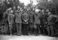 Adolf Hitler mit seinem Stab, ca. Juni 1940. Ganz rechts im Bild: Heinrich Hoffmann.