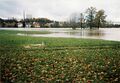 Hochwasser im <a class="mw-selflink selflink">Wiesengrund</a>, Blick zur <!--LINK'" 0:176-->, im Hintergrund <!--LINK'" 0:177--> und <!--LINK'" 0:178--> Gebäude im Juli 1998