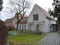 Gemeindezentrum Kirchenplatz 7, mit Brunnensäule davor,</br>
links: Pfarrhaus, Pfarrhof 3