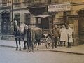 Angestellte der Zuckerwarenfabrik Johann Hegendörfer vor dem Gebäude Karolinenstr. 4, ca. 1920