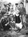 Mitglieder eines Motorradclubs mit zum Teil weiblichem Anhang. In der Mitte Hans Eisch,  rechts Max Grundig mit Knickerbocker-Hose und Mütze, ca. 1930