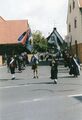 Der Stadelner Kirchweihzug aus der [[Gebrüder-Grimm-Straße]] kommend im August [[2000]]