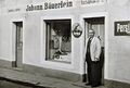 Johann Bäuerlein vor seiner Spezereihandlung in Stadeln, um 1950.