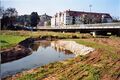 Neuer Fischwanderweg  Rednitzgraben kurz vor Einmündung in den Scherbsgraben bei der Flutbrücke, Oktober 2007 – im Hintergrund Gebäude Billinganlage 2/8