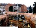 Blick von der U-Bahn-Baustelle im Wiesengrund auf die Rückseite der Gebäudezeile <a class="mw-selflink selflink">Vacher Straße</a> 8-14a, Januar 2001